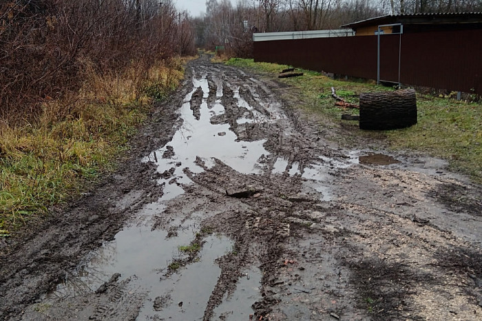 «Все старое и ненужное засыпается в колеи»: жители поселка Казановка под Кимовском утонули в грязи, но власти говорят, что денег нет «Все старое и ненужное засыпается в колеи»: жители поселка Казановка под Кимовском утонули в грязи, но власти говорят, что денег нет
