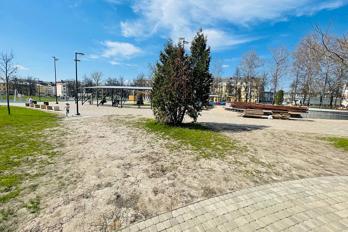 Морской стиль, классные локации, но вытоптанные газоны: тульские родители назвали плюсы и минусы игровых пространств обновленного Кировского сквера