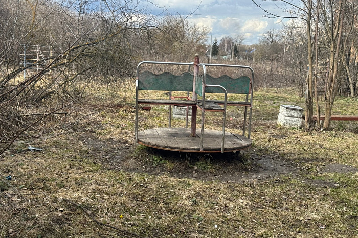 В киреевских Присадах снесли детскую площадку, оставив «декорации» к фильму ужасов
