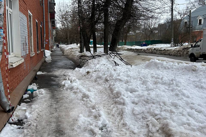 На улице Мира в Туле у жилого дома оторвало ограждение на крыше