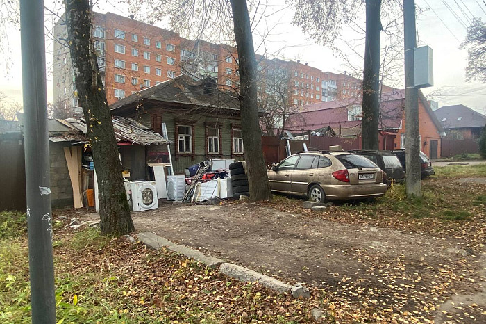 «Приходит администрация, он мне на ухо: «Ты, скотина, я тебя убью»: житель Тулы устроил в частном секторе кладбище техники и хлама