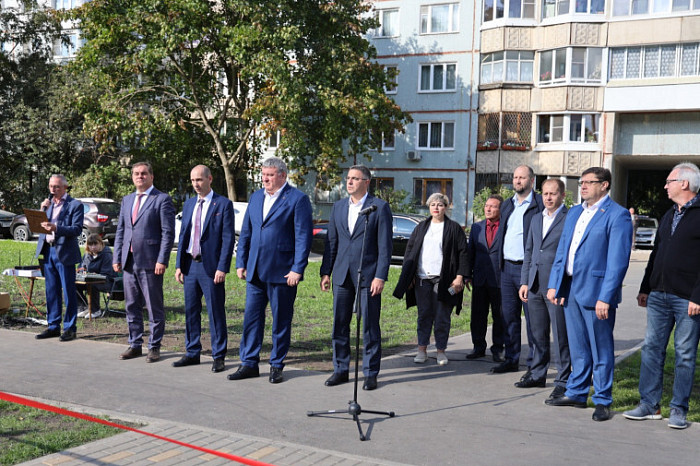 Руководители Тулы вместе с жителями открыли сквер «Заречный» Руководители Тулы вместе с жителями открыли сквер «Заречный»