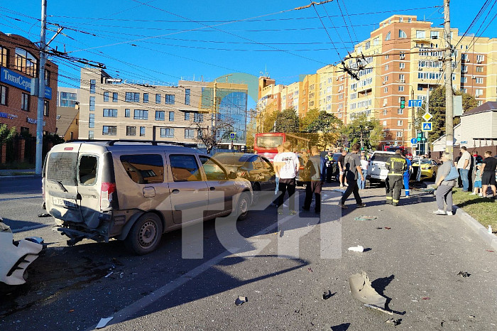 Опубликованы фото с места массового ДТП на улице Дмитрия Ульянова в Туле