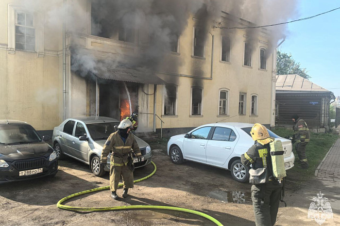 В Туле снова загорелся заброшенный двухэтажный особняк на улице Демидовской В Туле снова загорелся заброшенный двухэтажный особняк на улице Демидовской
