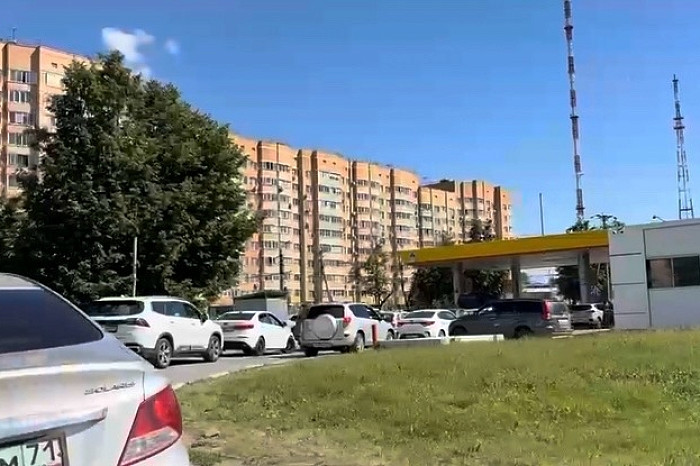 На заправках Тулы выстраились очереди из машин