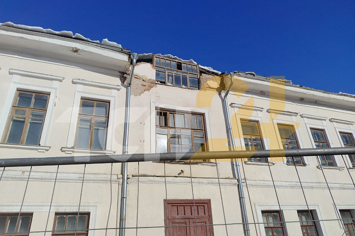 На улице Металлистов в Туле часть здания рухнула на пешеходную зону