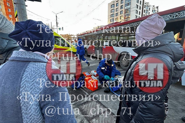 В Туле водителю троллейбуса стало плохо во время движения, он врезался в столб В Туле водителю троллейбуса стало плохо во время движения, он врезался в столб