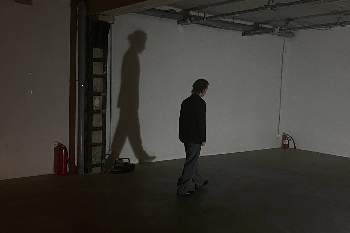 Существует ли «современное» искусство на самом деле: как тульские перформеры общались через звук, пространство и танец в прямом эфире