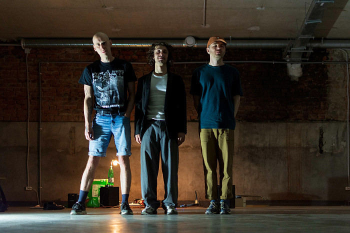 Существует ли «современное» искусство на самом деле: как тульские перформеры общались через звук, пространство и танец в прямом эфире