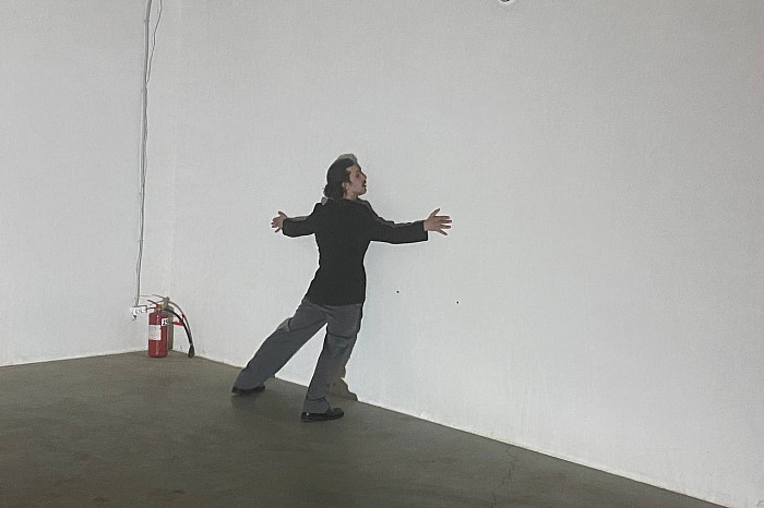 Существует ли «современное» искусство на самом деле: как тульские перформеры общались через звук, пространство и танец в прямом эфире