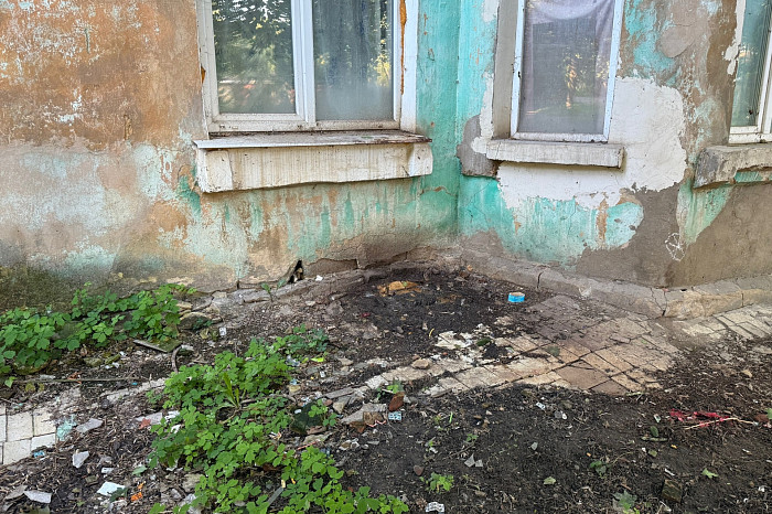 «Как в таком доме прожить еще 15 лет?»: в Щекине двухэтажку признали аварийной, а снос и переселение поставили аж на 2040 год