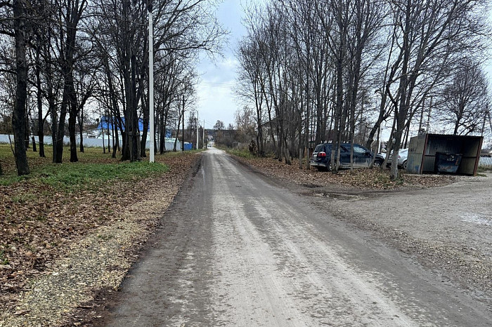 «Там стандартами и ГОСТами даже близко не пахнет»: жители Воловского района удивлены ремонтом дороги – она стала совсем узкой, не разъедутся две машины