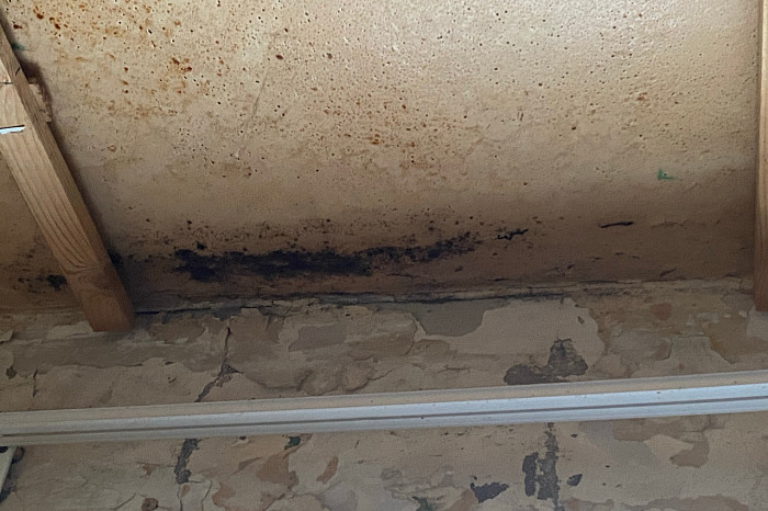 «Мы с этой текущей крышей боремся пятый год»: пенсионерка с инвалидностью ведрами выносит воду с балкона – дом заливает даже в минус 15