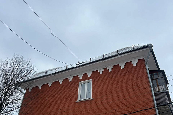 На улице Мира в Туле у жилого дома оторвало ограждение на крыше