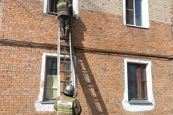 Огнеборцы спасли человека во время пожара в посёлке Дубовка Узловского района