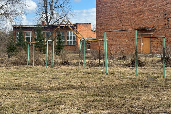 В киреевских Присадах снесли детскую площадку, оставив «декорации» к фильму ужасов