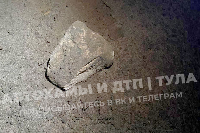 На улице Рязанской в Туле на лобовое стекло автомобиля с моста упал камень
