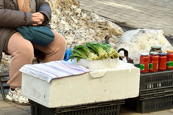 Продавцы в Туле уже «отрыли» черемшу: откуда она, если леса еще в снегу и стоит ли покупать ее сейчас?