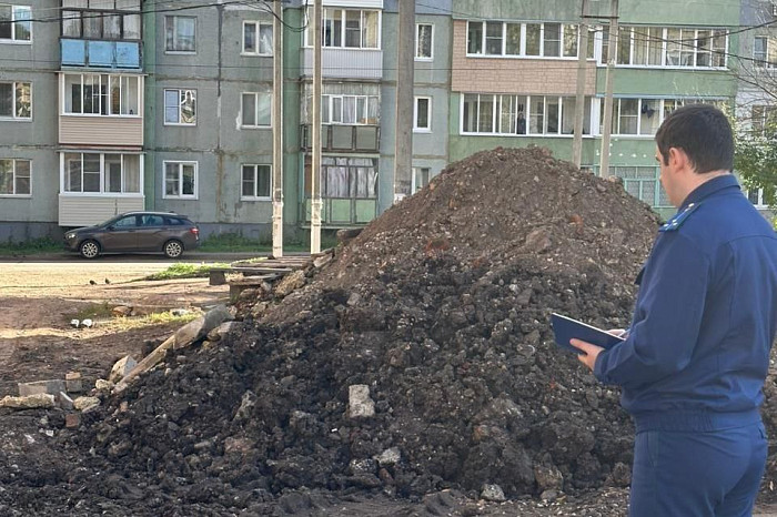 После публикации ТСН24 прокуратура потребовала отремонтировать двор в Богородицке