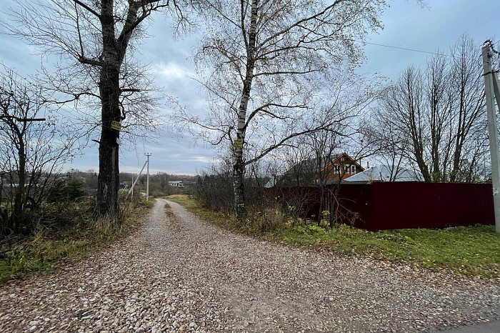 В Ясногорске «сказочно» отремонтировали дорогу, разветвленную на три направления: пути к целой деревне прямо и направо проигнорировали и выбрали «лево», где один дом В Ясногорске «сказочно» отремонтировали дорогу, разветвленную на три направления: пути к целой деревне прямо и направо проигнорировали и выбрали «лево», где один дом