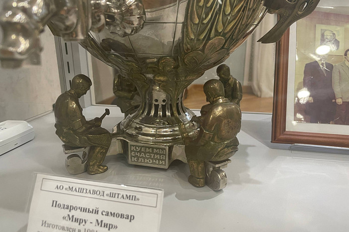 В Туле открылась выставка редчайших самоваров: есть «Миру - мир» и даже экземпляр из Букингемского дворца, который не смогли позволить себе американцы В Туле открылась выставка редчайших самоваров: есть «Миру - мир» и даже экземпляр из Букингемского дворца, который не смогли позволить себе американцы