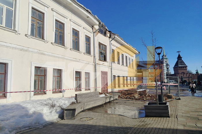 На улице Металлистов в Туле часть здания рухнула на пешеходную зону