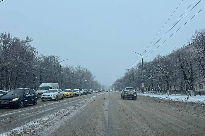 У автовокзала в Туле образовалась огромная пробка из-за неработающего светофора
