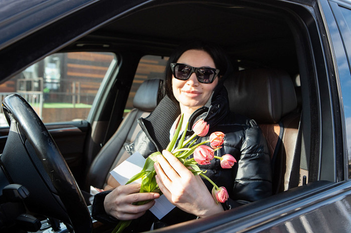 В Международный женский день на дорогах Тулы была отмечена высокая концентрация улыбок автоледи