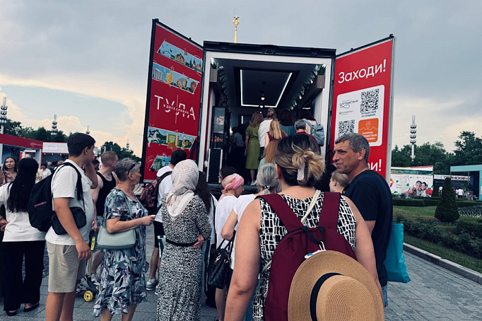 В День России на ВДНХ выстроились очереди за паспортами туриста Тульской области В День России на ВДНХ выстроились очереди за паспортами туриста Тульской области