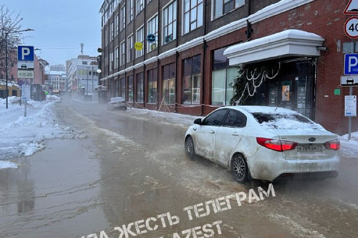 Утром 24 января в Туле затопило Центральный переулок