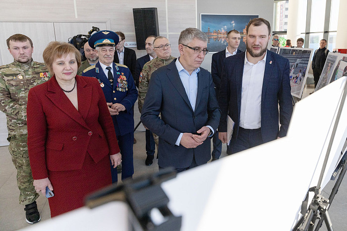 Дмитрий Миляев посетил фотовыставку «Герои СВОей Земли» в парке «Патриот»