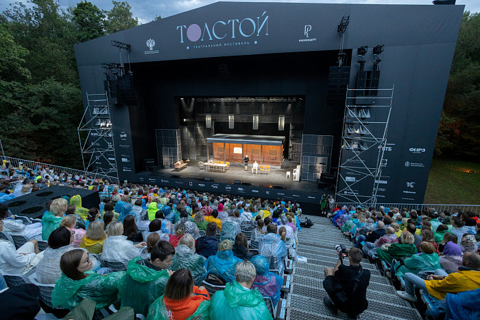 «Молодые люди не считают Толстого бородатым классиком, которому место на антресоли или в кладовке»: как образ Льва Николаевича в городском пространстве трансформирует отношение к нему