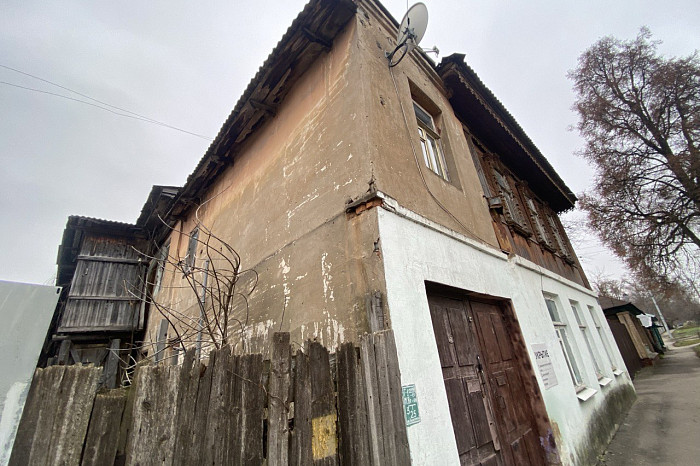 В Туле не расселяют аварийный дом, который надстраивали после немецкой бомбежки в войну: его построили из шлака в год революции