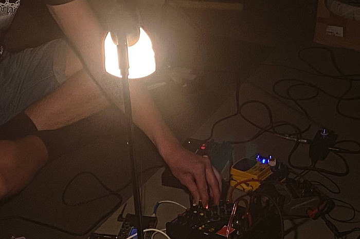 Существует ли «современное» искусство на самом деле: как тульские перформеры общались через звук, пространство и танец в прямом эфире