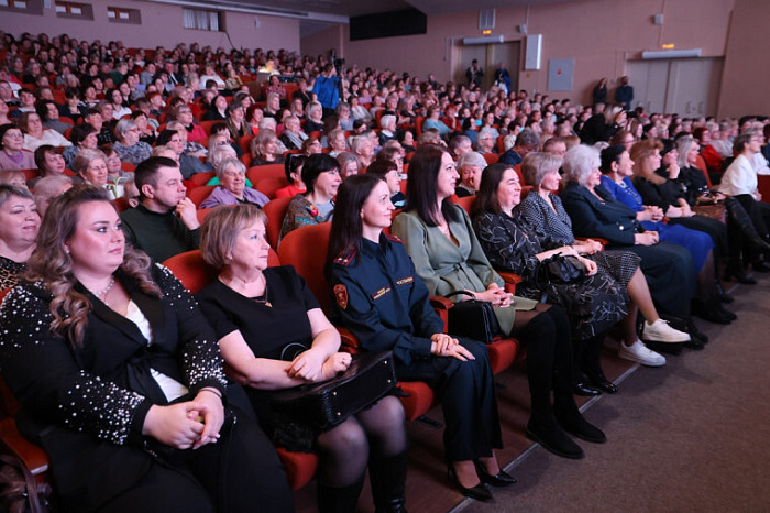 Алексей Эрк и Илья Беспалов поздравили тулячек с 8 Марта