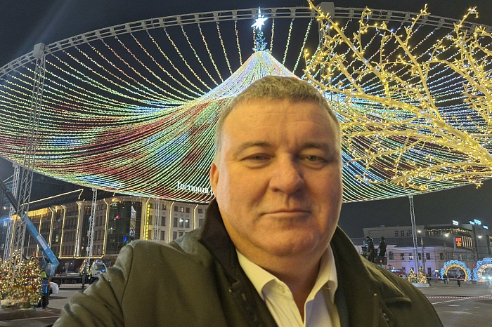 Илья Беспалов объявил конкурс селфи на фоне новой елки на площади Ленина в Туле