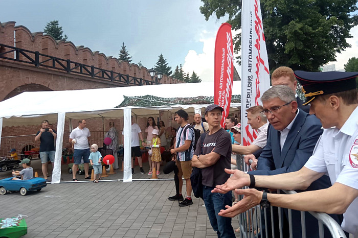 Губернатор Миляев посетил ретро-выставку автомобилей в Туле в День России