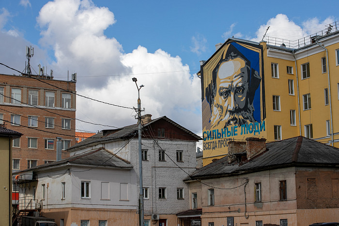 «Молодые люди не считают Толстого бородатым классиком, которому место на антресоли или в кладовке»: как образ Льва Николаевича в городском пространстве трансформирует отношение к нему