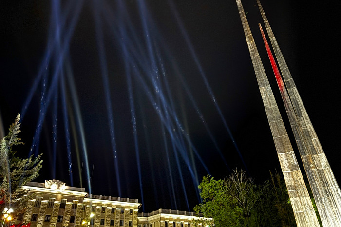 В Туле показали световую инсталляцию «Лучи Победы»