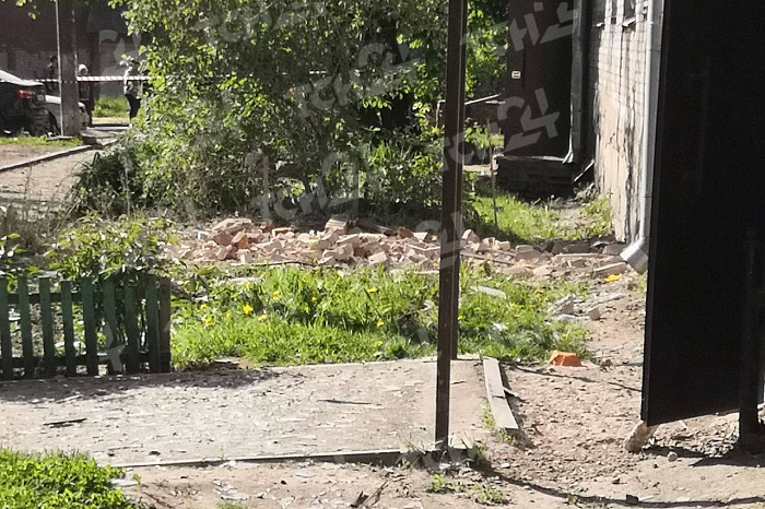 Появились фото дома, пострадавшего от атаки беспилотников в Туле: разрушена стена и часть кровли Появились фото дома, пострадавшего от атаки беспилотников в Туле: разрушена стена и часть кровли