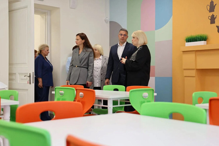 Алексей Эрк и Дарья Герасимова приняли участие в приемке гимназии № 11 к новому учебному году