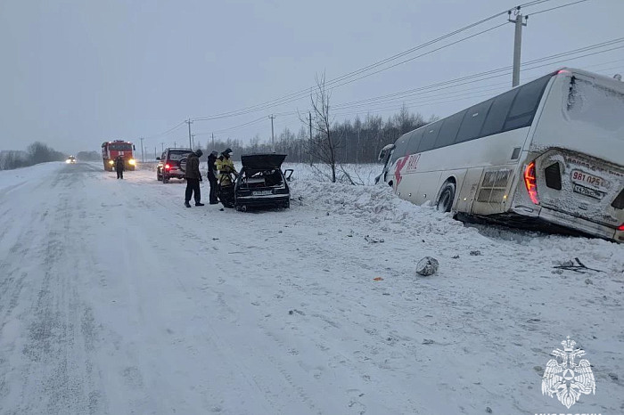 Опубликованы фото с места смертельной аварии с автобусом под Алексином