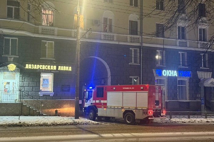 Два пожарных расчета заметили около дома на улице Первомайской в Туле Два пожарных расчета заметили около дома на улице Первомайской в Туле