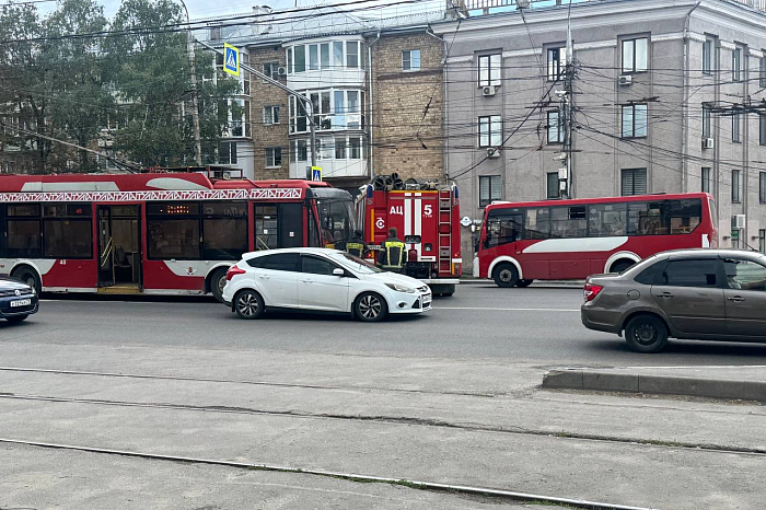 На проспекте Ленина в Туле столкнулись троллейбус и пожарная машина На проспекте Ленина в Туле столкнулись троллейбус и пожарная машина
