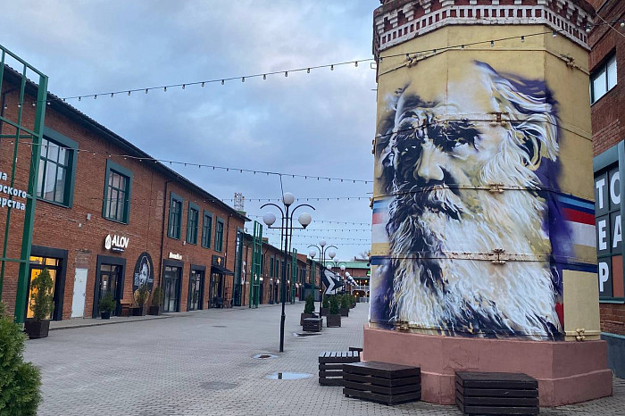 «Молодые люди не считают Толстого бородатым классиком, которому место на антресоли или в кладовке»: как образ Льва Николаевича в городском пространстве трансформирует отношение к нему