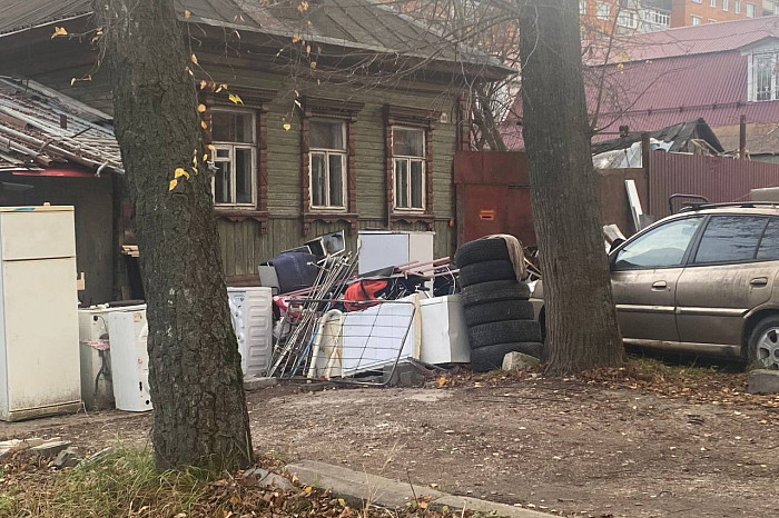 «Приходит администрация, он мне на ухо: «Ты, скотина, я тебя убью»: житель Тулы устроил в частном секторе кладбище техники и хлама
