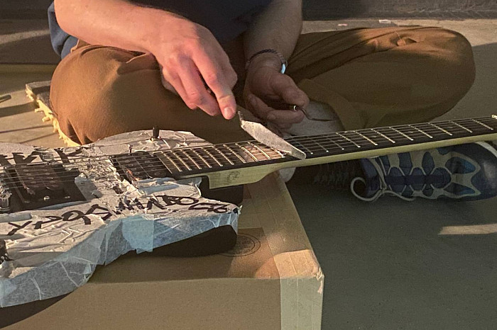 Существует ли «современное» искусство на самом деле: как тульские перформеры общались через звук, пространство и танец в прямом эфире