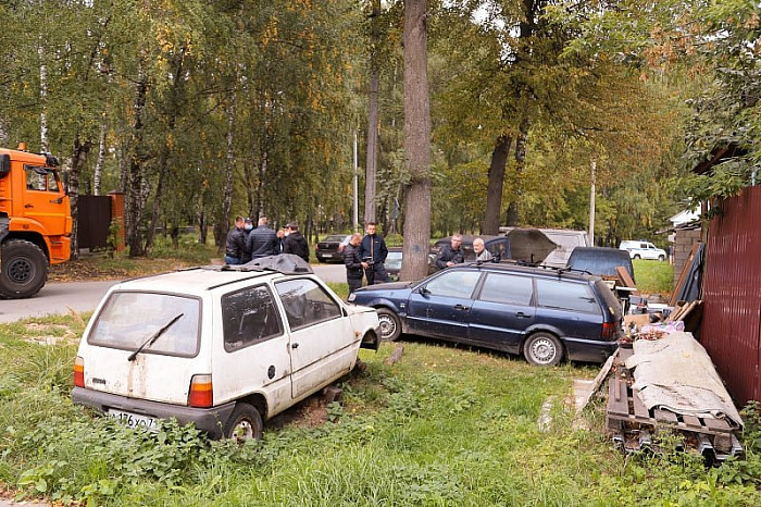 «Приходит администрация, он мне на ухо: «Ты, скотина, я тебя убью»: житель Тулы устроил в частном секторе кладбище техники и хлама