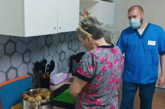 «Сначала просто онемела щека, потом пальцы стали как будто чужие»: через что проходят люди, пережившие инсульт, и как избежать страшной участи «Сначала просто онемела щека, потом пальцы стали как будто чужие»: через что проходят люди, пережившие инсульт, и как избежать страшной участи