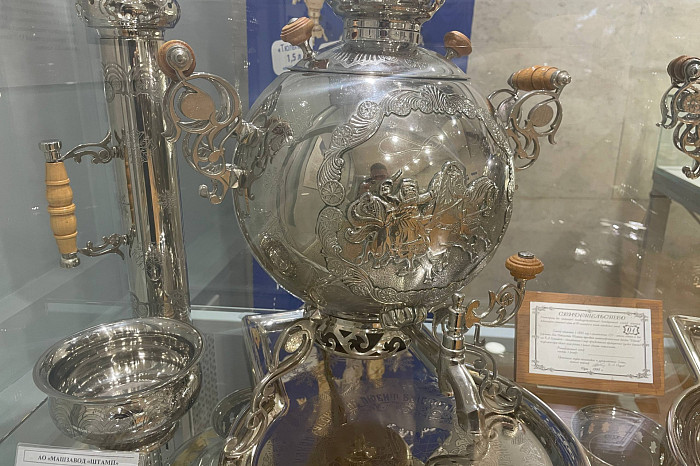 В Туле открылась выставка редчайших самоваров: есть «Миру - мир» и даже экземпляр из Букингемского дворца, который не смогли позволить себе американцы В Туле открылась выставка редчайших самоваров: есть «Миру - мир» и даже экземпляр из Букингемского дворца, который не смогли позволить себе американцы